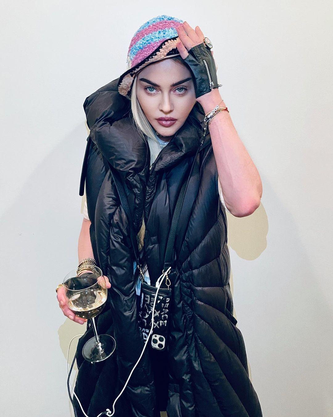 Trên Instagram cá nhân, Madonna thường chia sẻ những bức ảnh trẻ trung thách thức thời gian, với làn da căng mịn không tì vết.