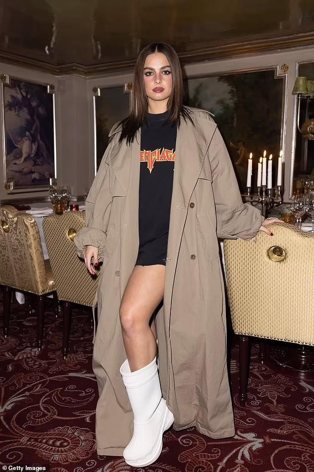 So với Olivia, ngôi sao TikTok sinh năm 2000 "kín cổng cao tường" hơn. Cô diện đồ theo phong cách năng động, thể thao và trẻ trung. So với Olivia, ngôi sao TikTok sinh năm 2000 "kín cổng cao tường" hơn. Cô diện đồ theo phong cách năng động, thể thao và trẻ trung.