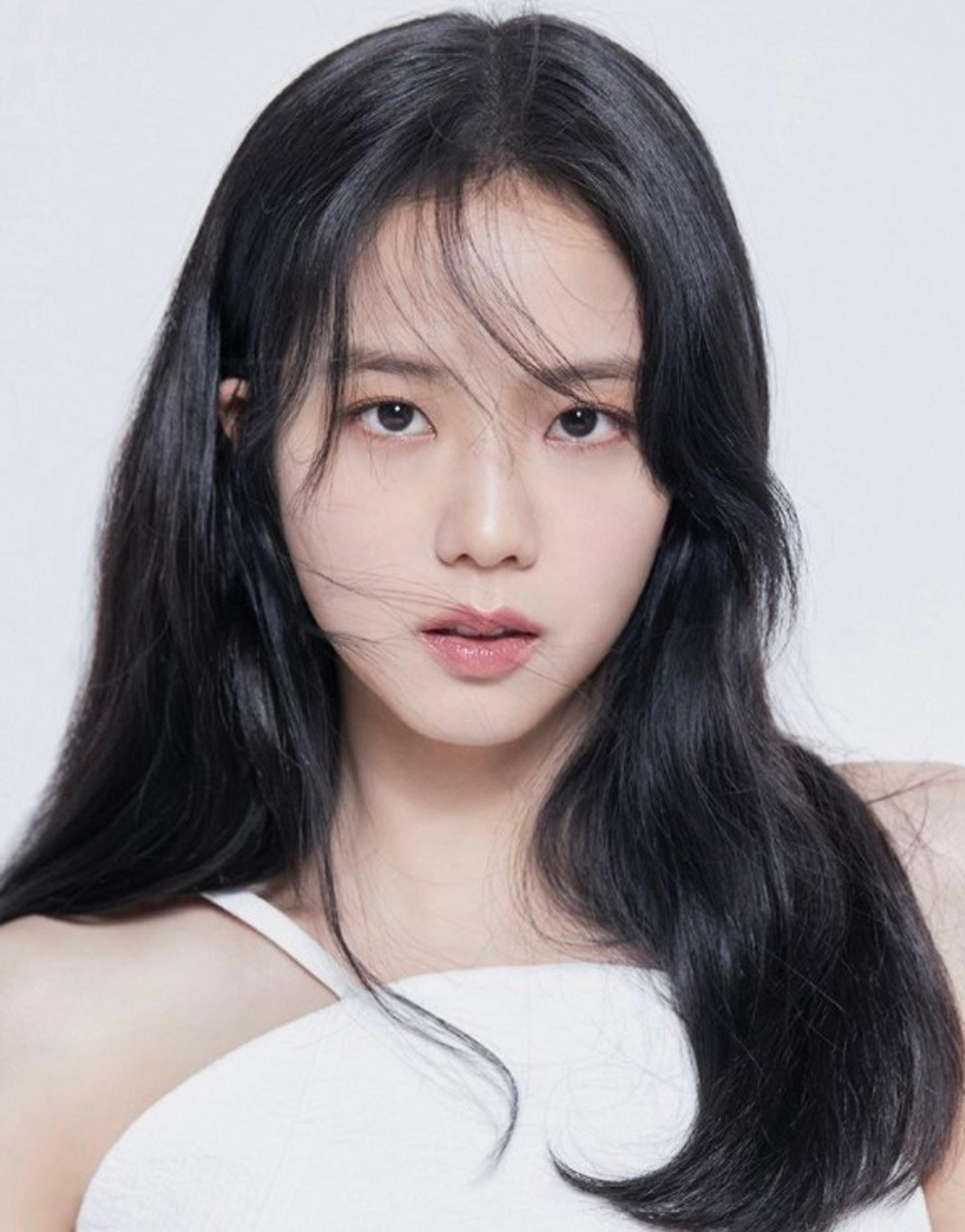 1. Kim Jisoo: Trong tổng số hơn 1,3 triệu lượt bình chọn, chị cả BlackPink đạt hơn 368.000 phiếu bầu và giành danh hiệu "Nữ diễn viên Hàn Quốc đẹp nhất năm 2022". Bộ phim đầu tay "Snowdrop" không thành công như mong đợi, nhưng nhan sắc của Jisoo là "điểm cộng" lớn.