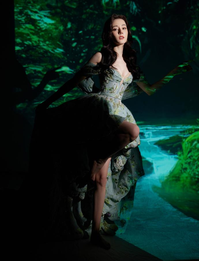 Sau sự kiện, studio của Nhiệt Ba tung bộ ảnh nữ diễn viên chụp ở hậu trường. Sina ca ngợi cô có đôi mắt biết cười và vẻ đẹp như tranh sơn dầu.