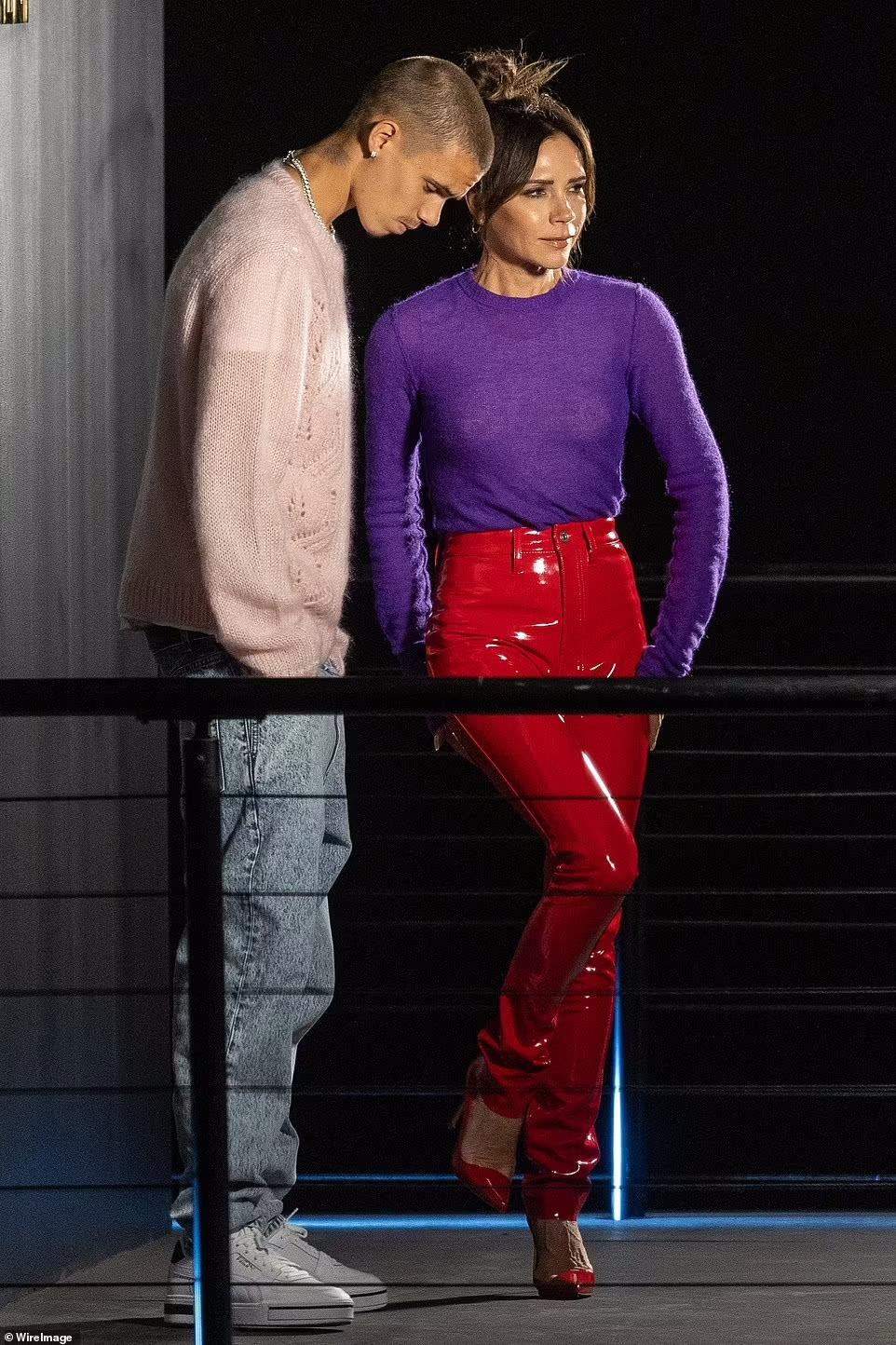 Trong khi đó, con trai thứ nhà Beckham mặc áo len hồng, quần jean cạp trễ và giày thể thao trắng. Cầu thủ 20 tuổi sở hữu chiều cao ấn tượng. Được biết, Romeo hiện là người cao nhất trong gia đình Beckham.