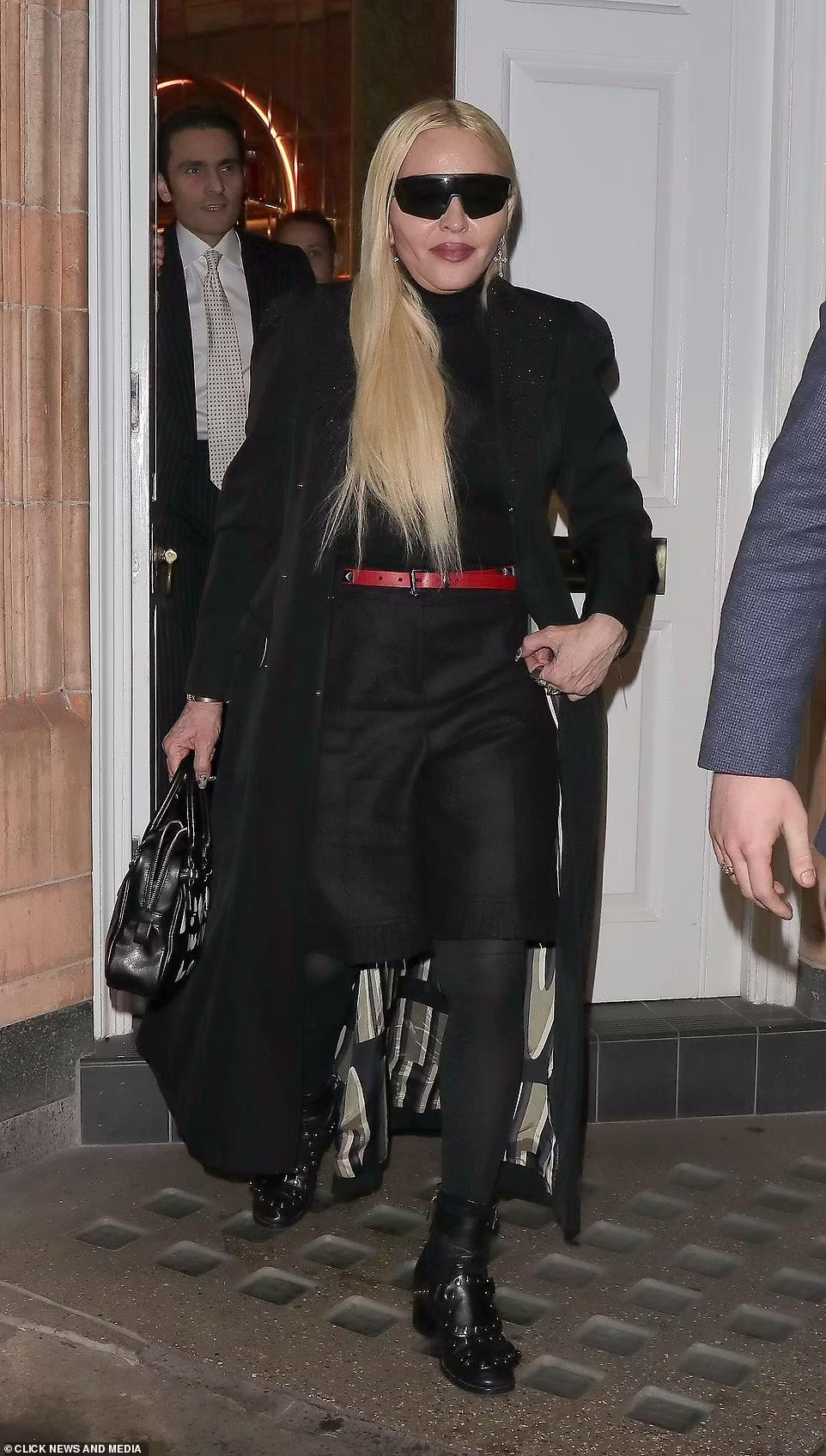 Nhan sắc tuổi 64 của Madonna nhanh chóng trở thành tâm điểm chú ý. So với tuổi thật, giọng ca "Vogue" sở hữu da mặt căng mịn, nhưng trông thiếu tự nhiên, phù nề.