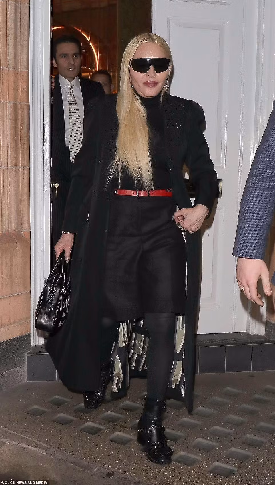 Nhan sắc tuổi 64 của Madonna nhanh chóng trở thành tâm điểm chú ý. So với tuổi thật, giọng ca "Vogue" sở hữu da mặt căng mịn, nhưng trông thiếu tự nhiên, phù nề.