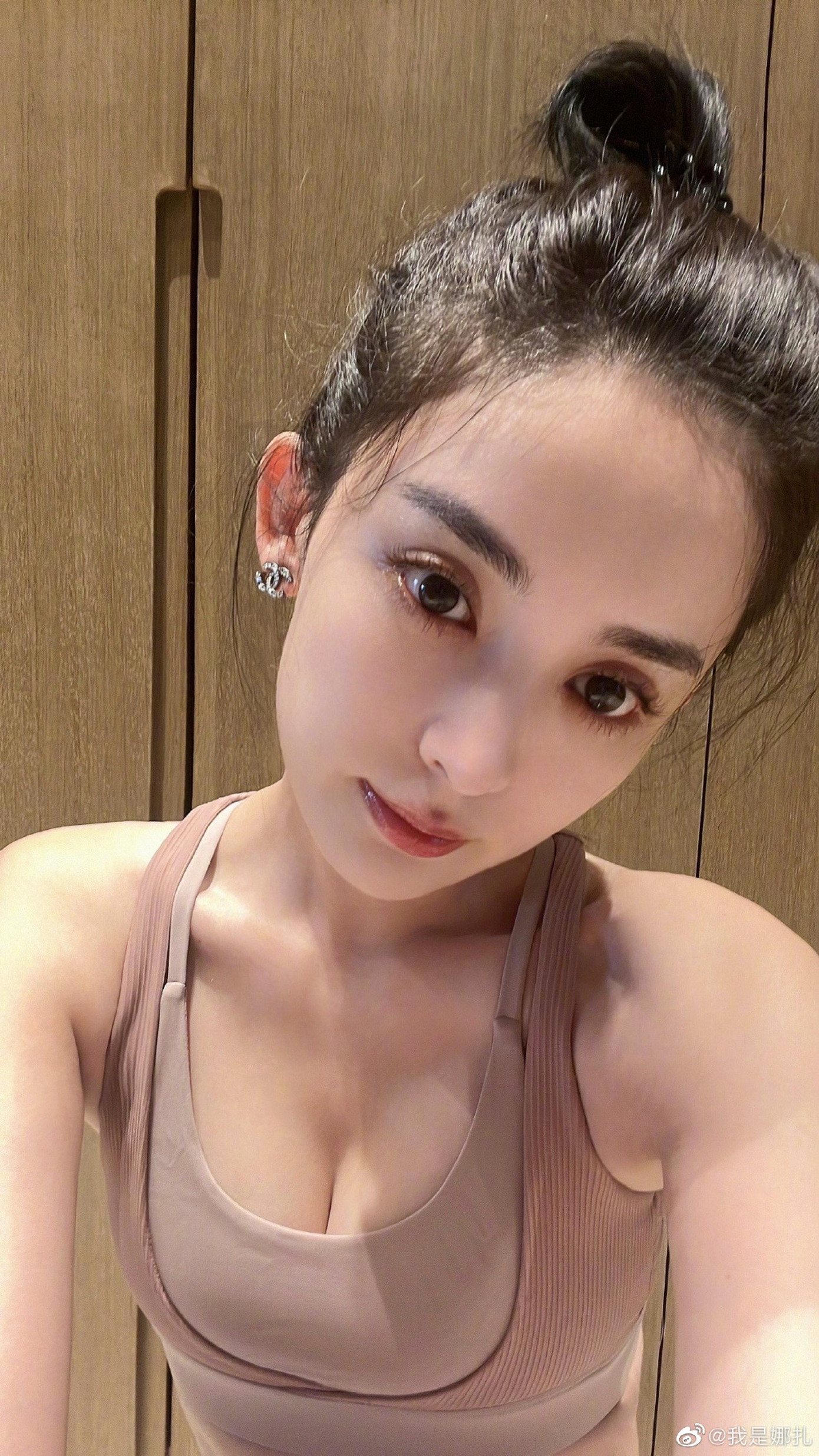 Cổ Lực Na Trát gây chú ý với loạt ảnh selfie trong bộ đồ tập. Cổ Lực Na Trát gây chú ý với loạt ảnh selfie trong bộ đồ tập.