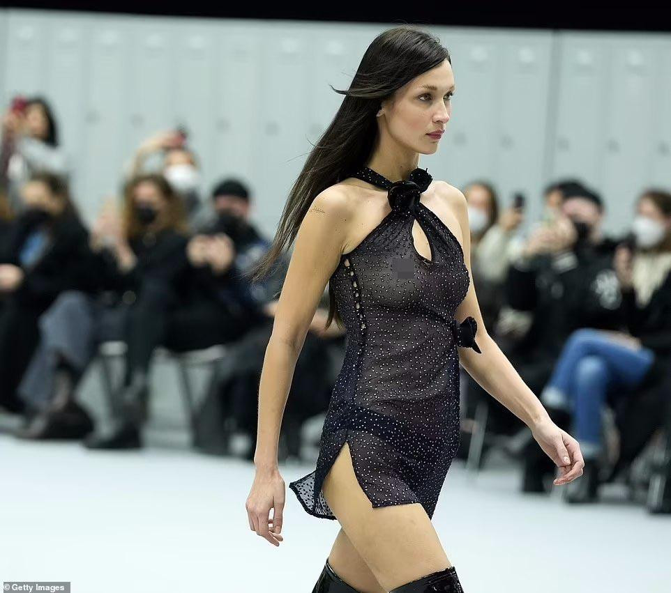 Chiếc váy "mặc cho có" khiến Bella gần như bán khỏa thân trên sàn catwalk. Cô để lộ vòng một "không nội y" cùng quần tam giác bé xíu trước đông đảo người xem show.