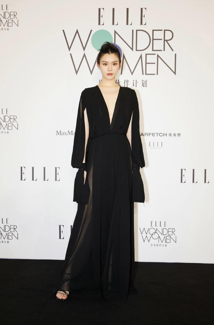 Mới đây, Hề Mộng Dao (Ming Xi) gây chú ý khi tham dự sự kiện Elle Wonder Women. Đây là sự kiện công khai đầu tiên mà "chân dài" sinh năm 1989 góp mặt kể từ khi sinh con thứ hai cho chồng Hà Du Quân, vào đầu tháng 11/2021.