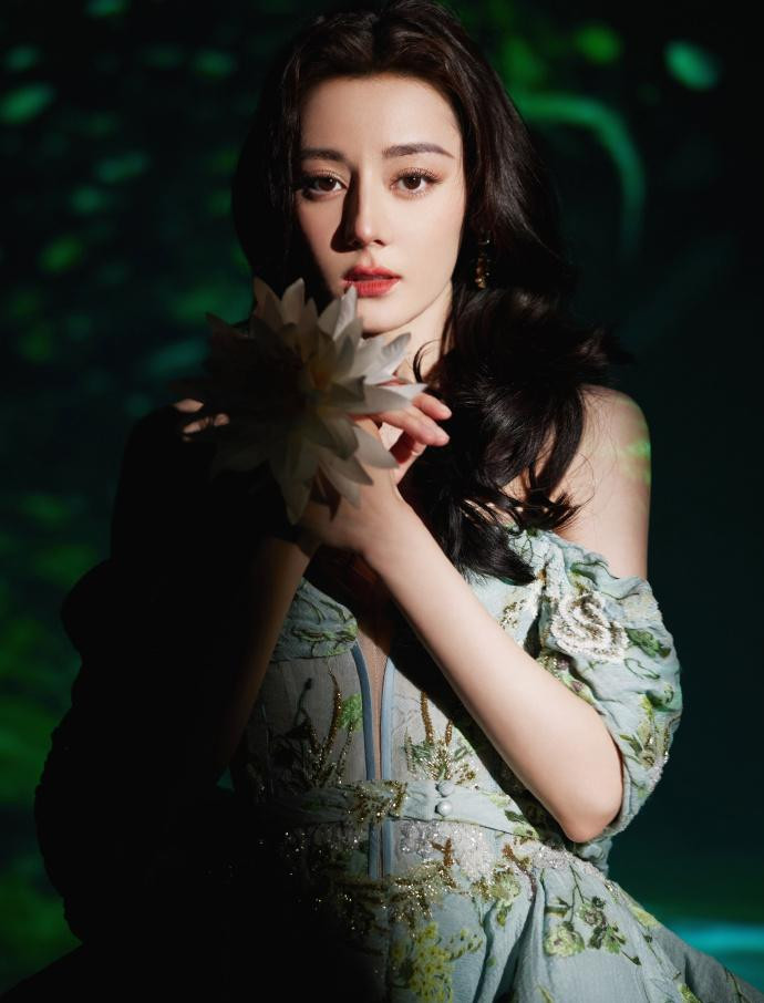 Hôm 7/3, sau hơn một tháng im lặng, Triệu Lộ Tư cuối cùng lên tiếng phủ nhận nghi vấn hẹn hò, tuyên bố đang độc thân. Đến thời điểm hiện tại, Nhiệt Ba và Dương Dương đều giữ thái độ im lặng.