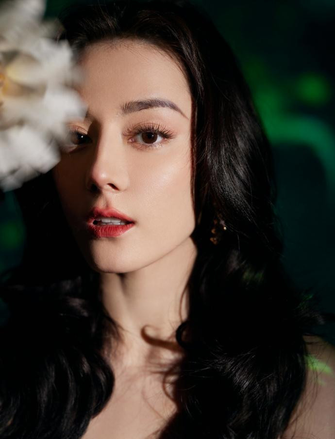 Địch Lệ Nhiệt Ba hiện đang là một trong những sao nữ được "săn đón" nhất làng giải trí Hoa ngữ. Năm nào cô cũng có phim lên sóng. Năm ngoái, người đẹp 9x đóng hai phim "Trường Ca hành" và "Em là niềm kiêu hãnh của anh".