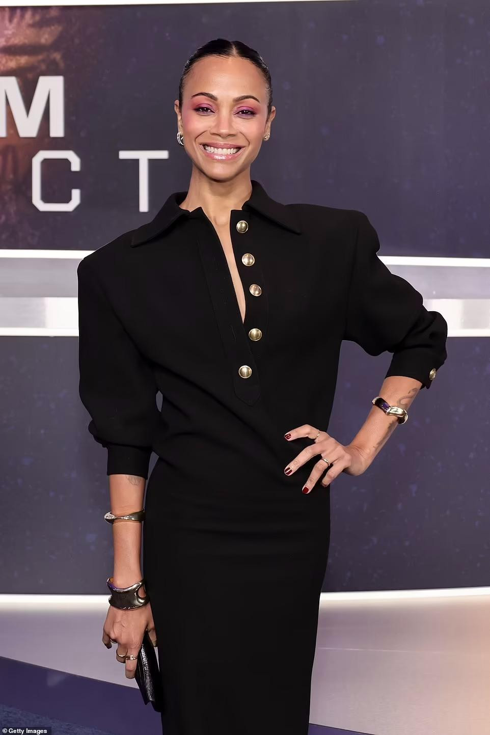 Cũng như đàn chị Garner, minh tinh 44 tuổi chọn sắc đen làm chủ đạo.