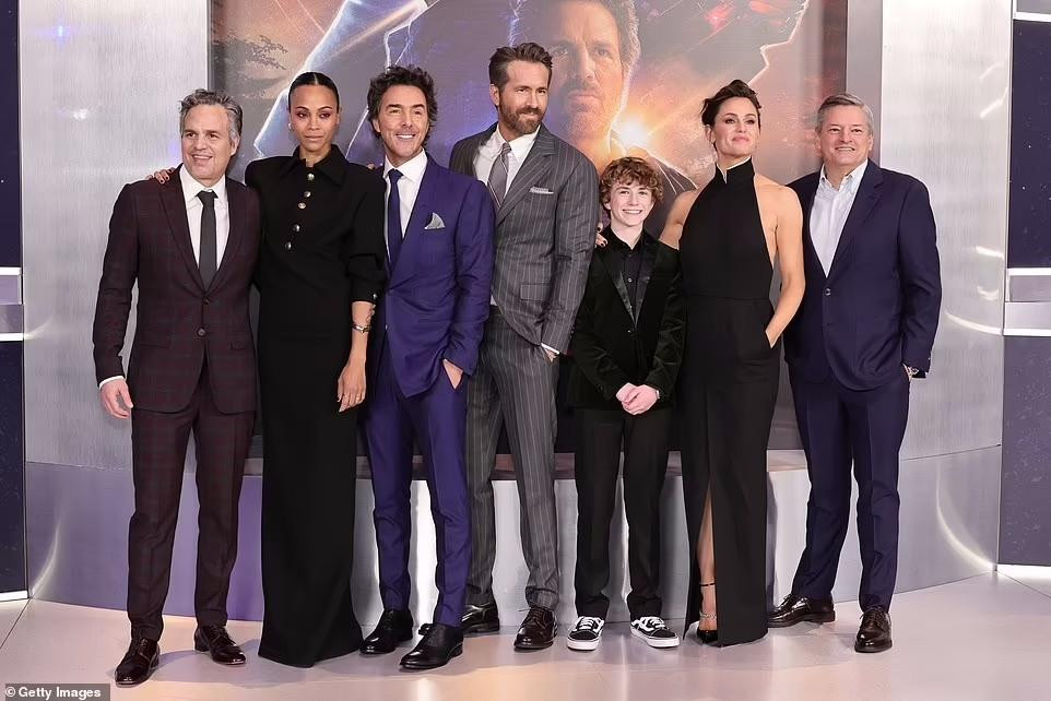 Đạo diễn Levy cùng dàn diễn viên chính trong phim, bao gồm Ryan Reynolds, Zoe Saldana, sao nhí Walker Scobell, Jennifer Garner và Mark Ruffalo (ngoài cùng bên trái).