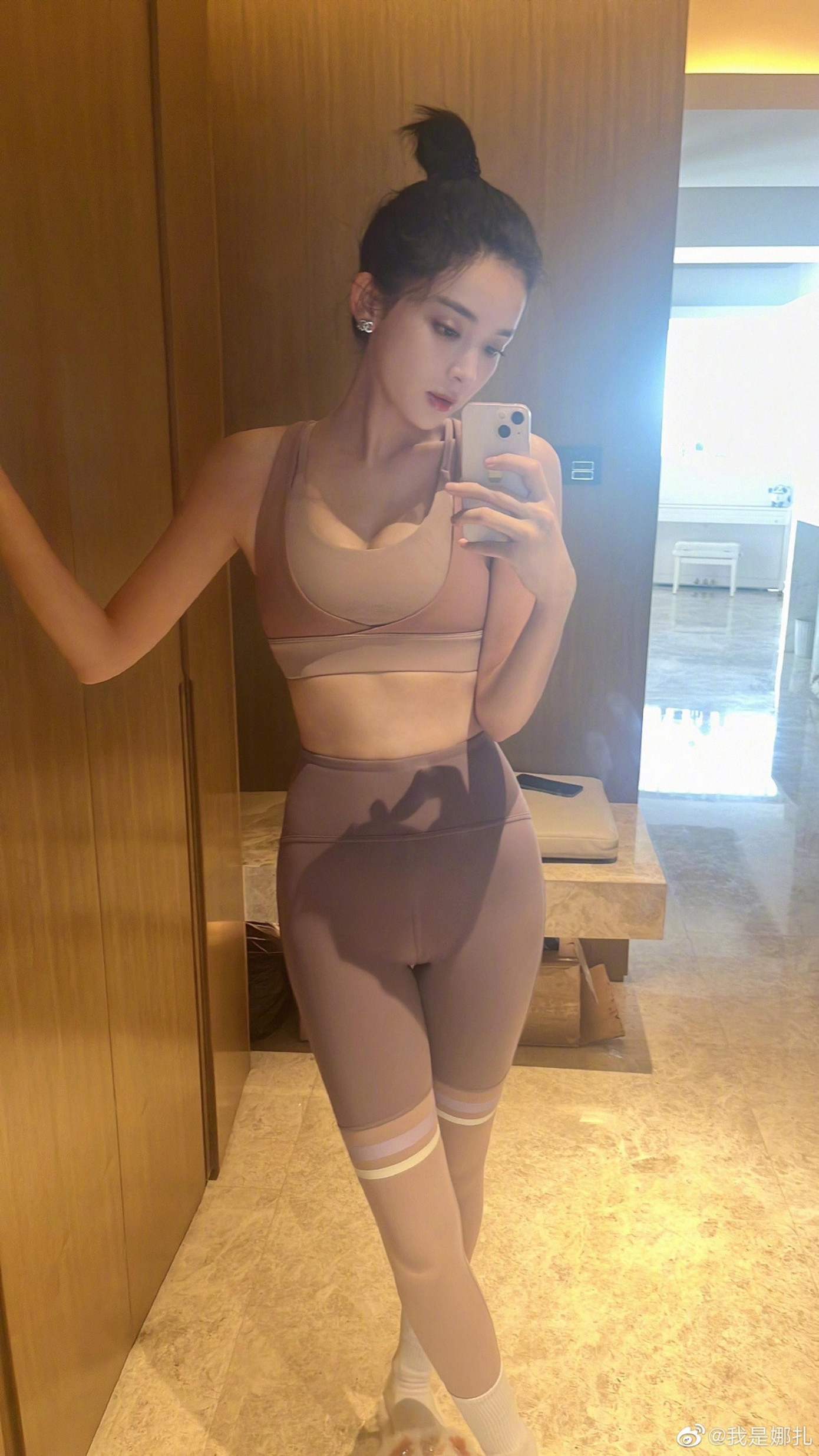 Mỹ nhân Tân Cương 9x khoe vóc dáng săn chắc, nuột nà. Mỹ nhân Tân Cương 9x khoe vóc dáng săn chắc, nuột nà.