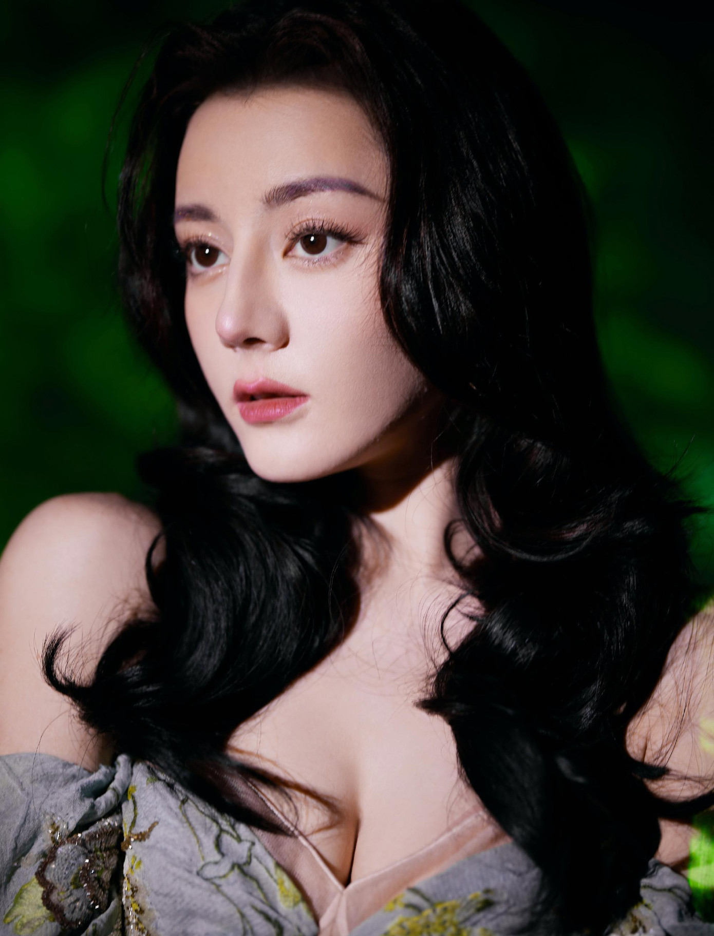 Gần đây, Nhiệt Ba vướng vào tin đồn tình ái với Dương Dương và Triệu Tư Lộ. Theo đó, dân mạng kháo nhau, cô phải lòng tài tử "Yêu em từ cái nhìn đầu tiên" sau khi hợp tác trong bộ phim ăn khách "Em là niềm kiêu hãnh của anh" hồi năm ngoái. Tuy nhiên, Dương Dương được cho là hẹn hò với "trà xanh" Triệu Lộ Tư.