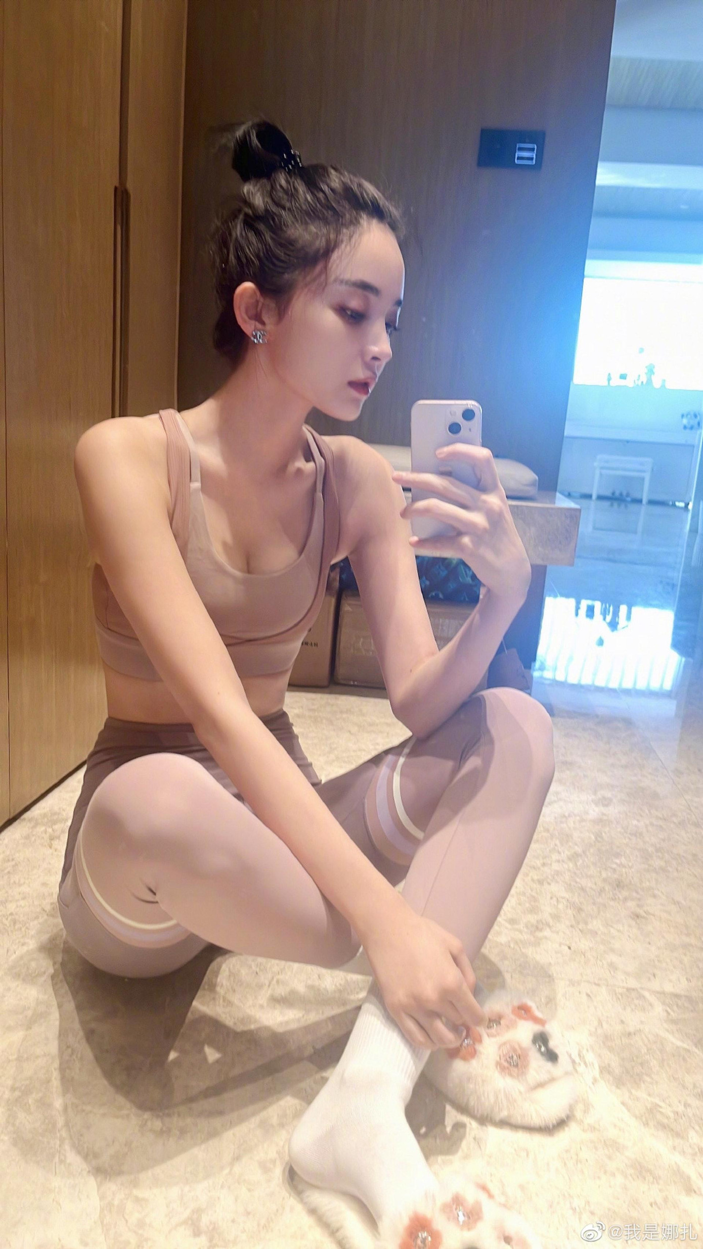 Sắc vóc khiến người nhìn phải trầm trồ. Sắc vóc khiến người nhìn phải trầm trồ.