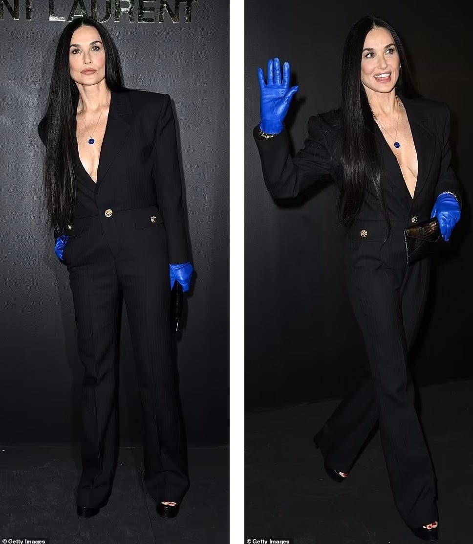 Demi Moore là một trong những khách mời hạng A dự show diễn của Saint Laurent tại Tuần lễ thời trang Paris hôm 1/3. Nữ diễn viên 60 tuổi mặc bộ jumpsuit dáng vest đen thanh lịch. Điểm nhấn là đôi găng tay màu xanh dương bằng da.