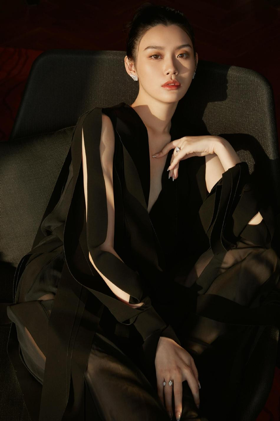 Từng là một trong những "chân dài" Trung Quốc nổi tiếng nhất thế giới, Hề Mộng Dao gần như gác lại sự nghiệp người mẫu để chuyên tâm làm con dâu hào môn sau khi kết hôn với chồng kém 6 tuổi vào năm 2019.