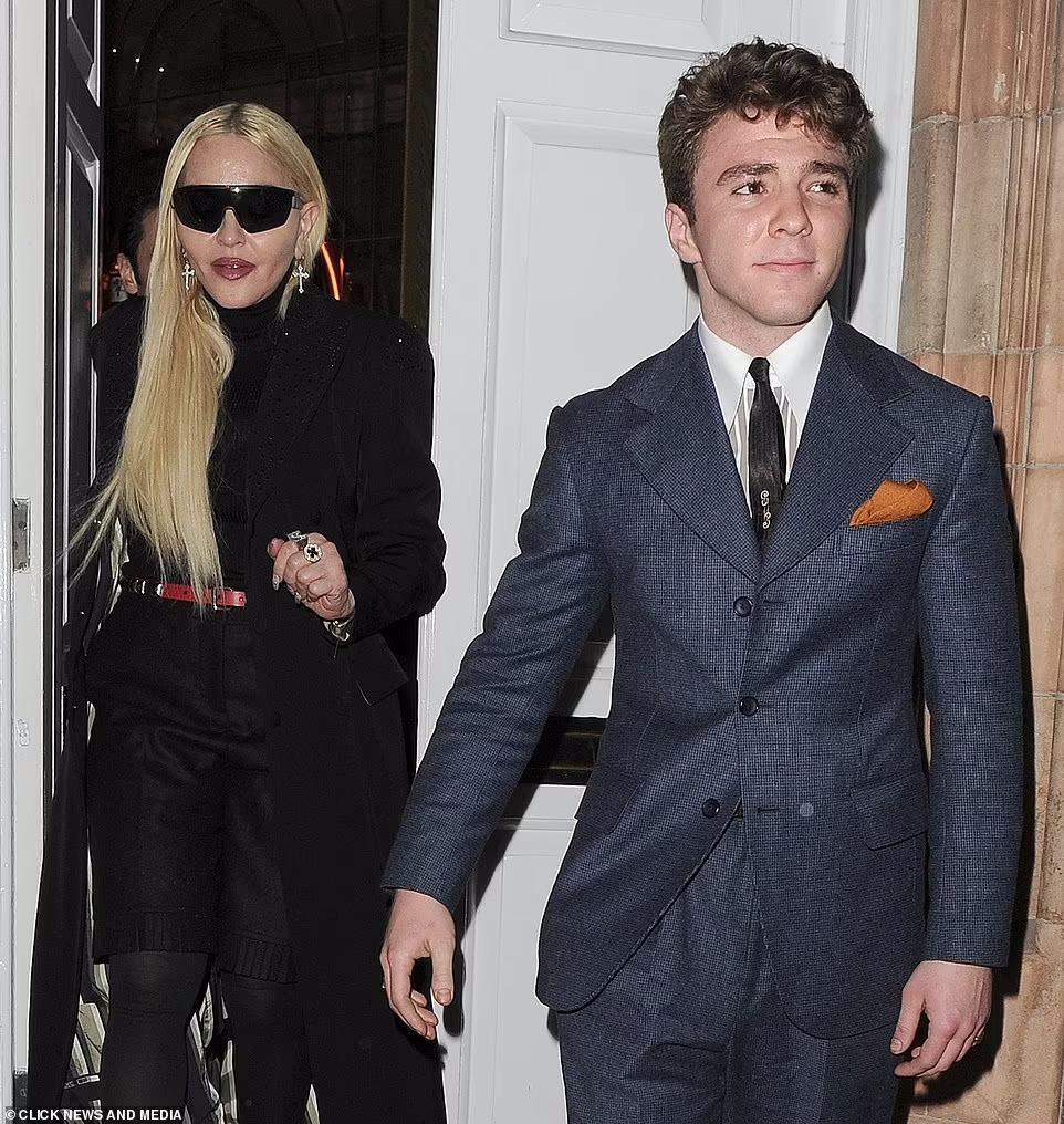 Rạng sáng thứ Bảy (5/3, giờ địa phương), Madonna được nhìn thấy đi ăn cùng con trai Rocco Ritchie tại nhà hàng Harrys Bar ở Mayfair, London (Anh).