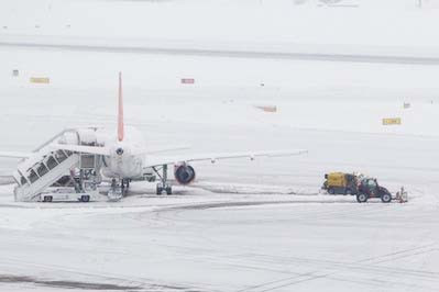 Máy bay mắc kẹt tại sân bay Geneva, Thụy Sỹ. Ảnh: AP