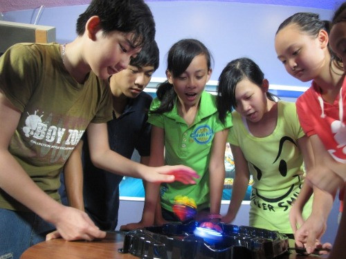 Trẻ em thích thú với hình ảnh con quay lâu nhất thế giới. Trẻ em thích thú với hình ảnh con quay lâu nhất thế giới