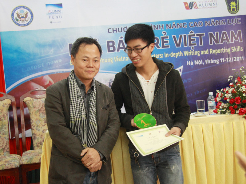 Nhiếp ảnh gia Đoàn Bảo Châu trao giải nhất cho học viên Đoàn Lê Việt. Ảnh: Tuấn Nguyễn