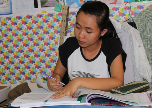 Trương Thị Minh Đức ôn bài tại ký túc xá Trường CĐ Sư phạm Nha Trang. Ảnh: V.Kỳ