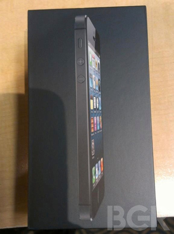 iPhoe 5 màu đen đã có vỏ hộp cùng màu thay vì màu trắng dành cho cả 2 phiên bản của thế hệ iPhone 4S. Hình ảnh iPhone trên nắp cũng được chụp ở gốc độ mới.