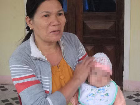 Bà Nguyễn Thị Hà bế đứa cháu nội trên tay khẳng định bà không hề bán đứa cháu nội của mình như lời dư luận đồn thổi.