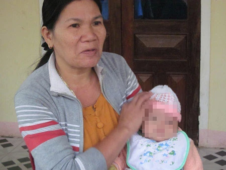 Bà Nguyễn Thị Hà bế đứa cháu nội trên tay khẳng định bà không hề bán đứa cháu nội của mình như lời dư luận đồn thổi.