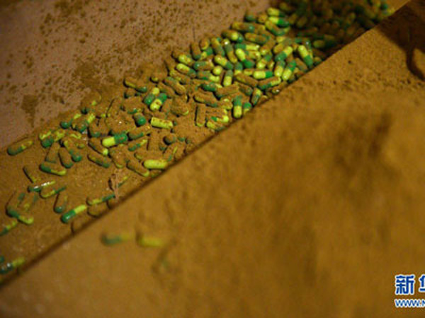 Thuốc còn được vứt la liệt dưới đất