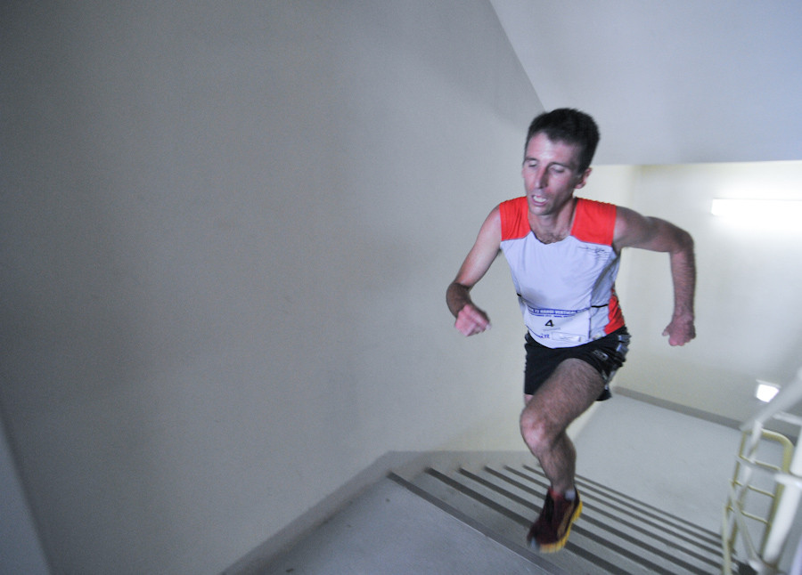 Chỉ sau chưa đến 10 phút, các vận động viên quốc tế đã đặt chân tới tầng 72, sau gần 2000 bậc cầu thang