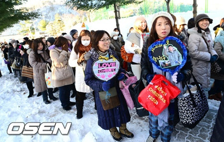 Dù trời giá rét, rất nhiều fan đã đến để được gặp gỡ Hyun Bin