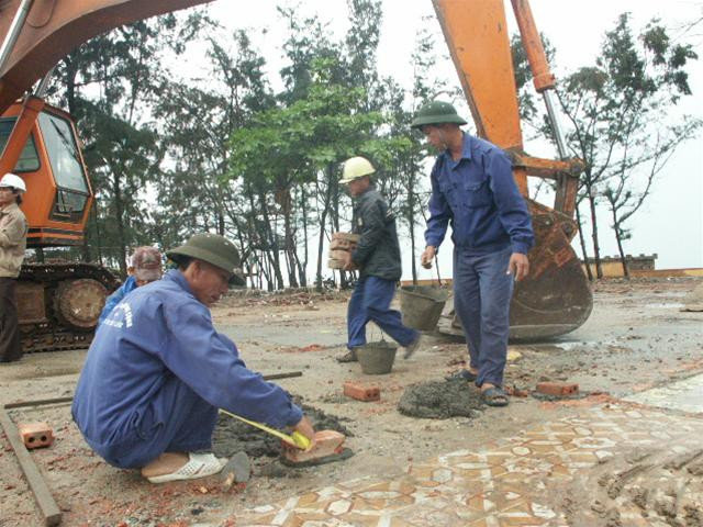 Các chiến sỹ Trung đoàn 50 chuẩn bị tham gia màn trống hội Đồ Sơn. Chuyên gia trang điểm cho các thí sinh tham dự Vòng chung khảo Hoa hậu Hải Phòng 2006 đêm 28/4. Sửa sang lại Hội chợ lần cuối. Các công nhân lắp những viên gạch cuối cùng vỉa hè khu du lịch Đồ Sơn.