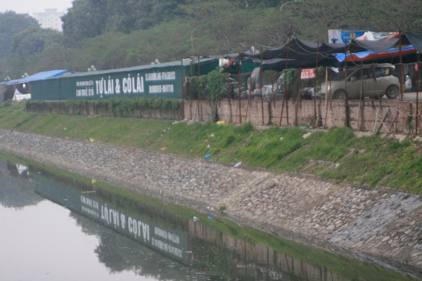 Xây dựng cạnh sông Tô Lịch