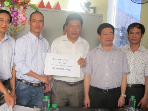 Đồng chí Bí thư Tỉnh ủy Hồ Đức Phớc (thứ 4 bên trái sang) tại lễ tiếp nhận hàng cứu trợ lũ lụt ở thị xã Hoàng Mai.