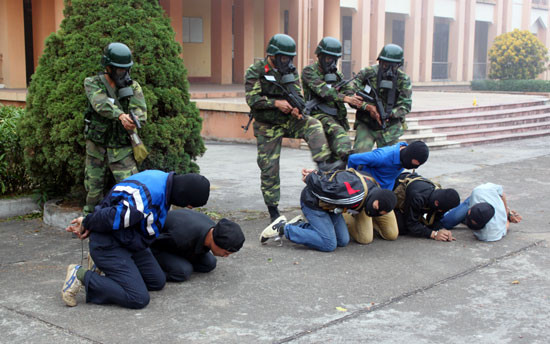 Bắt các đối tượng khủng bố