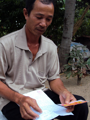 Ông Tùng với tấm vé số rách - Ảnh: Đức Vịnh (Tuổi Trẻ) . Ông Tùng với tấm vé số rách - Ảnh: Đức Vịnh (Tuổi Trẻ)