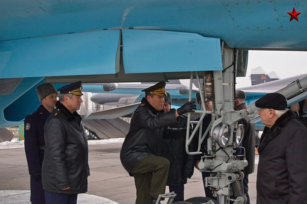 Phi công muốn vào vị trí thì phải leo lên từ càng trước của máy bay thay vì mở nắp buồng lái và móc thang. Phi công muốn vào vị trí thì phải leo lên từ càng trước của máy bay thay vì mở nắp buồng lái và móc thang