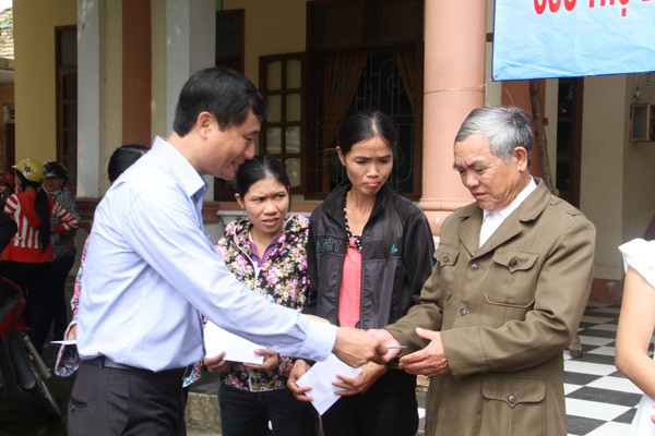 Ông Nguyễn Minh Văn- Giám đốc điều hành Công ty Vinamilk trao quà cho bà con xã Lộc Thủy