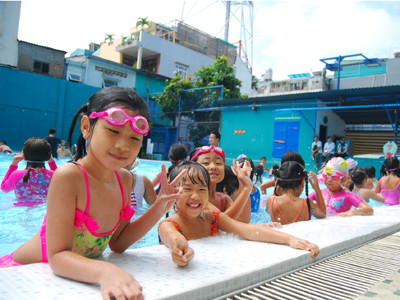 Học sinh trường tiểu học Trần Khánh Dư và Nguyễn Bỉnh Khiêm (Q.1) trong giờ học bơi sáng 11-9. Ảnh: Quang Minh. Học sinh trường tiểu học Trần Khánh Dư và Nguyễn Bỉnh Khiêm (Q.1) trong giờ học bơi sáng 11-9. Ảnh: Quang Minh