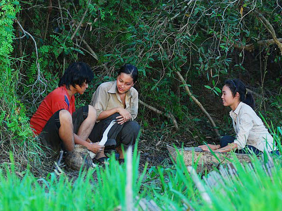 Mãi cuối cùng, bầy vịt mới thoát nạn bị chôn sống.