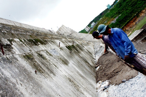 Công nhân trám bề ngoài mặt đập chiều 5-9