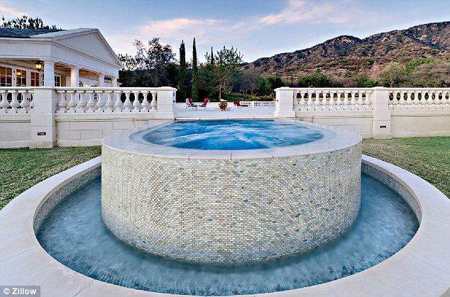 Hành lang bên ngoài ngôi biệt thự