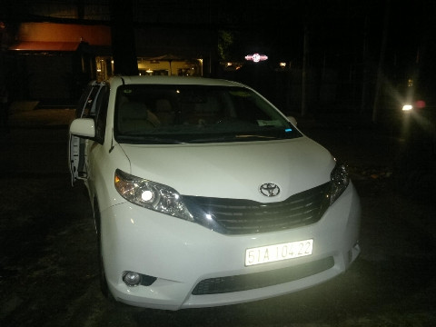 Chiếc xe ô tô này của đoàn Nick Vujicic cũng bị CSGT tạm giữ do vượt đèn đỏ 