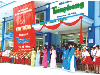 Chuẩn bị Chủ nhật đỏ, Tiền Phong thăm, tặng quà bệnh nhi phải truyền máu (ảnh trên); Khai trương Nhà sách Tiền Phong tại Hải Phòng (ảnh dưới)