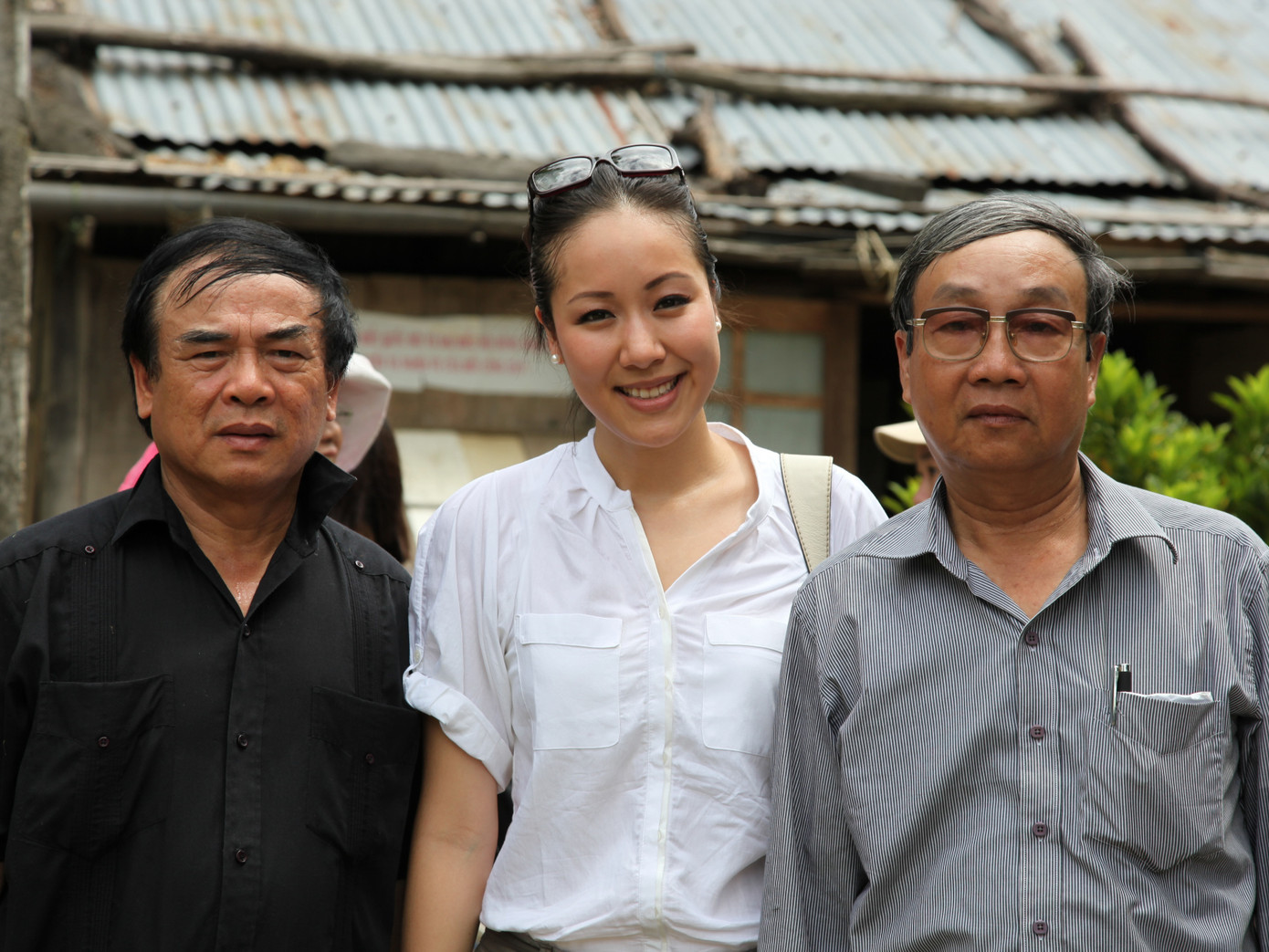 Bố của Ngô Phương Lan (trái) cũng tham gia chuyến từ thiện này