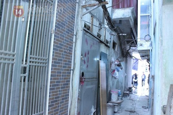 Ít người qua lại khu tập thể, nơi căn phòng hai thanh niên tự tử.