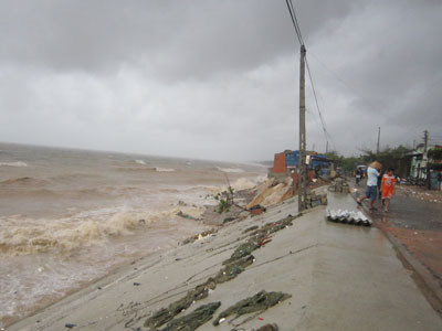 Sóng, gió vẫn chưa có dấu hiệu giảm xuống tại Bình Thuận. Ảnh: Báo Bình Thuận