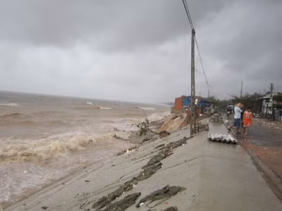 Sóng, gió vẫn chưa có dấu hiệu giảm xuống tại Bình Thuận. Ảnh: Báo Bình Thuận