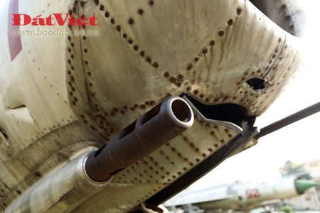 MiG-17 là một trong những tiêm kích đời đầu trang bị cho Không quân Nhân dân Việt Nam. Máy bay có tốc độ cận âm, tầm bay hơn 1.000km và trần bay khoảng 16km. Máy bay được trang bị hai loại pháo 23mm và 37mm. Trong ảnh là pháo 37mm N-37, lớn nhất trong các loại pháo hàng không có trên tiêm kích MiG của Việt Nam (MiG-17, MiG-19, MiG-21). Pháo có tốc độ bắn không cao, chỉ khoảng 400 phát/phút, với cơ số đạn khá hạn chế, khoảng 40 viên. Tuy nhiên, cỡ đạn lớn khiến pháo có uy lực cực kỳ lớn trong các cuộc cận chiến trên không