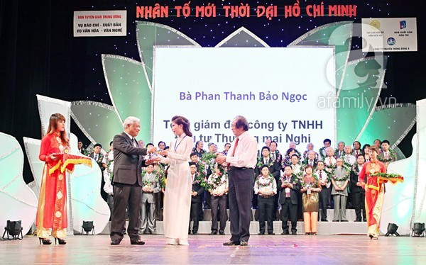 Tuệ Nghi được Phó chủ tịch Quốc Hội Uông Chu Lưu trao giải Nhân tố mới thời đại Hồ Chí Minh 
