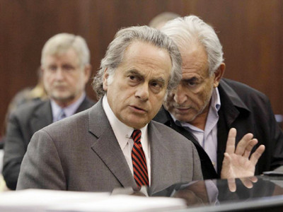 Benjamin Brafman (trái), trưởng nhóm luật sư của Strauss - Kahn và thân chủ tại tòa